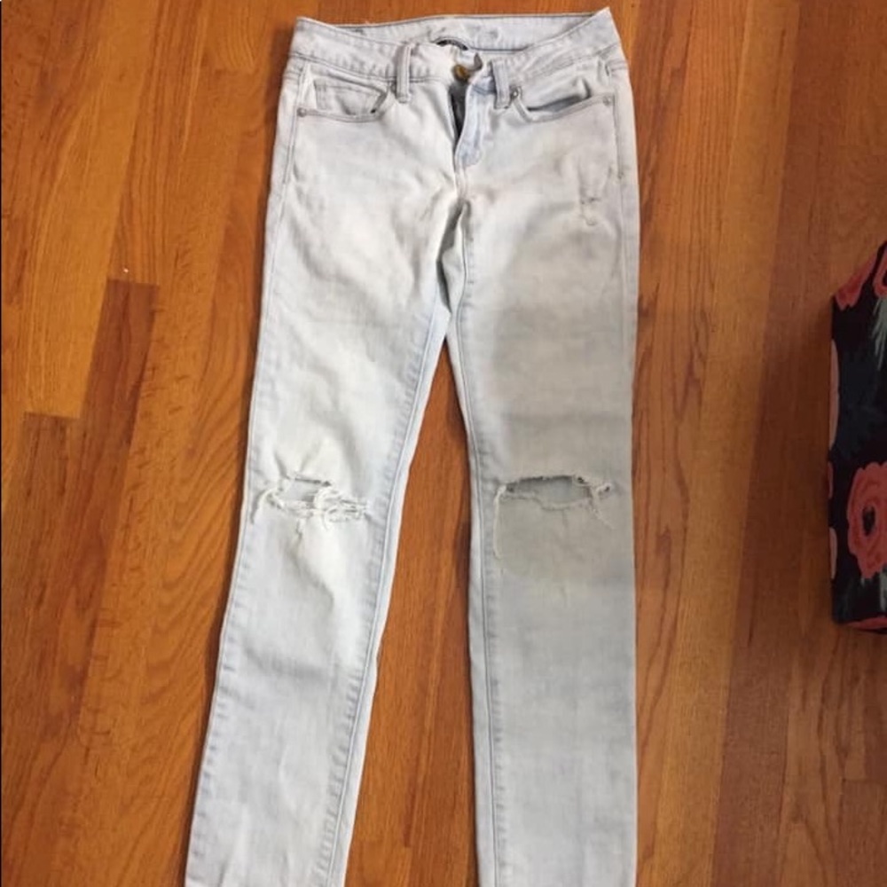 Light wash American eagle skinny jeans